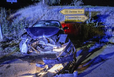 Unfall in Lichtenstein: Vorfahrt missachtet an Kreuzung - Zwei verletzte Personen - Ein Renault und ein Citroen sind auf einer Kreuzung zusammengestoßen. Foto: Andreas Kretschel