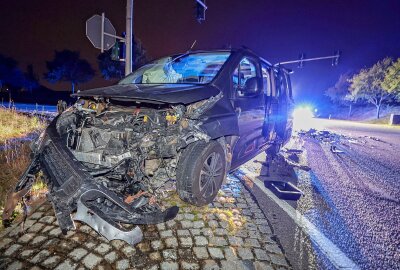 Unfall in Lichtenstein: Vorfahrt missachtet an Kreuzung - Zwei verletzte Personen - Ein Renault und ein Citroen sind auf einer Kreuzung zusammengestoßen. Foto: Andreas Kretschel