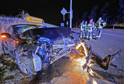 Unfall in Lichtenstein: Vorfahrt missachtet an Kreuzung - Zwei verletzte Personen - Ein Renault und ein Citroen sind auf einer Kreuzung zusammengestoßen. Foto: Andreas Kretschel