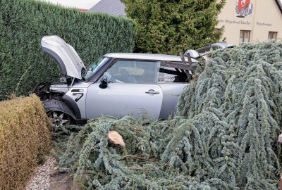 Unfall in Limbach-Oberfrohna: PKW kracht in Vorgarten - Am Mittwochmorgen ereignete sich gegen 7.45 Uhr ein Verkehrsunfall auf der Hauptstraße in Limbach-Oberfrohna. Foto: Andreas Kretschel