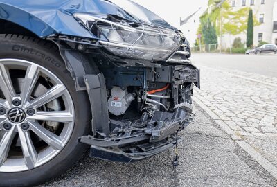 Unfall in Limbach-Oberfrohna: PKW kracht in Vorgarten - Am Mittwochmorgen ereignete sich gegen 7.45 Uhr ein Verkehrsunfall auf der Hauptstraße in Limbach-Oberfrohna. Foto: Andreas Kretschel