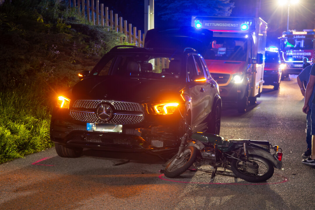 Unfall in Lößnitz: Simson und PKW kollidieren - Die Feuerwehr wurde für den Einsatz alarmiert und sicherte die Unfallstelle. Foto: MSE