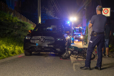 Unfall in Lößnitz: Simson und PKW kollidieren - Die Feuerwehr wurde für den Einsatz alarmiert und sicherte die Unfallstelle. Foto: MSE