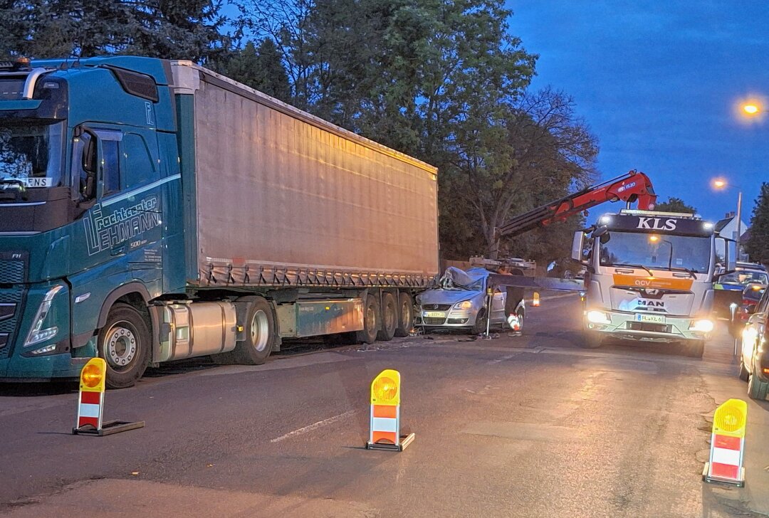 Unfall in Plauen: PKW gerät unter Sattelschlepper -  Am Freitagabend geriet eine Autofahrerin von Plauen aus der Stadt kommend auf der Fahrbahn nach rechts ab. Foto: Simone Zeh