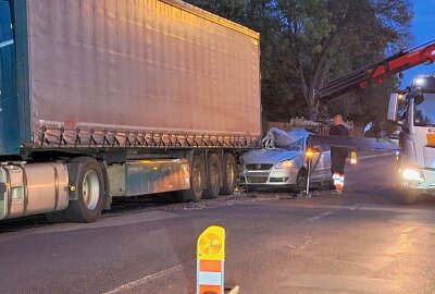 Unfall in Plauen: PKW gerät unter Sattelschlepper - Mit der rechten Vorderseite ihres Kleinwagens geriet sie unter den hinteren Teil eines Sattelschleppers. Foto: Simone Zeh