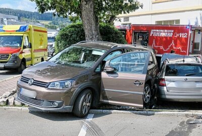 Unfall in Schwarzenberg fordert vier Verletzte: Darunter ein Kind - Zum Unfallhergang wird ermittelt. Foto: Niko Mutschmann