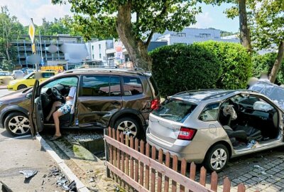 Unfall in Schwarzenberg fordert vier Verletzte: Darunter ein Kind - Zum Unfallhergang wird ermittelt. Foto: Niko Mutschmann