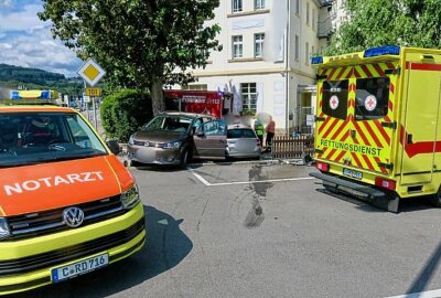 Unfall in Schwarzenberg fordert vier Verletzte: Darunter ein Kind - Zum Unfallhergang wird ermittelt. Foto: Niko Mutschmann