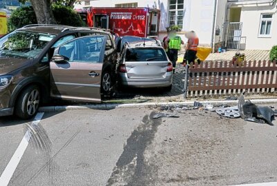 Unfall in Schwarzenberg fordert vier Verletzte: Darunter ein Kind - Zum Unfallhergang wird ermittelt. Foto: Niko Mutschmann