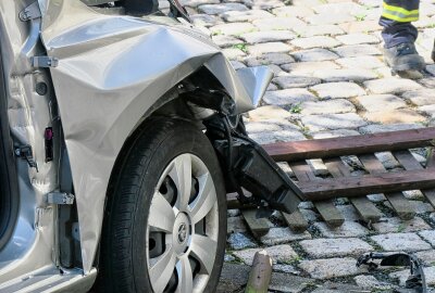 Unfall in Schwarzenberg fordert vier Verletzte: Darunter ein Kind - Zum Unfallhergang wird ermittelt. Foto: Niko Mutschmann