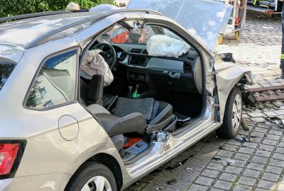 Unfall in Schwarzenberg fordert vier Verletzte: Darunter ein Kind - Zum Unfallhergang wird ermittelt. Foto: Niko Mutschmann