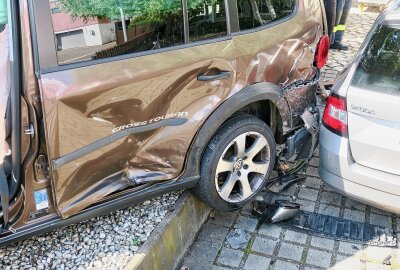 Unfall in Schwarzenberg fordert vier Verletzte: Darunter ein Kind - Zum Unfallhergang wird ermittelt. Foto: Niko Mutschmann