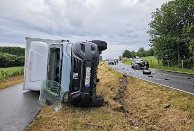 Unfall in Steinpleis: Transporter kippt nach Kollision auf Seite - In Steinpleis kam es zu einem Zusammenstoß mit einem Transporter. Foto: Mike Müller