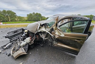 Unfall in Steinpleis: Transporter kippt nach Kollision auf Seite - Der Audi verlor das linke Vorderrad. Foto: Mike Müller