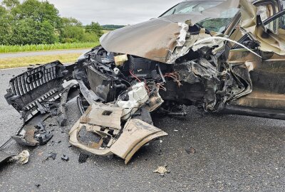 Unfall in Steinpleis: Transporter kippt nach Kollision auf Seite - In Steinpleis kam es zu einem Zusammenstoß mit einem Transporter. Foto: Mike Müller