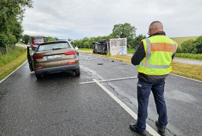 Unfall in Steinpleis: Transporter kippt nach Kollision auf Seite - In Steinpleis kam es zu einem Zusammenstoß mit einem Transporter. Foto: Mike Müller