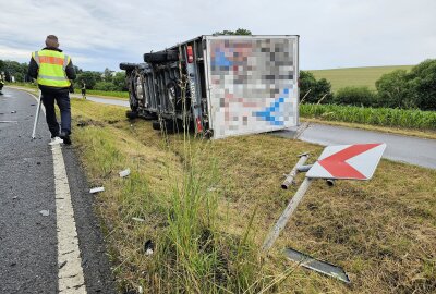 Unfall in Steinpleis: Transporter kippt nach Kollision auf Seite - In Steinpleis kam es zu einem Zusammenstoß mit einem Transporter. Foto: Mike Müller