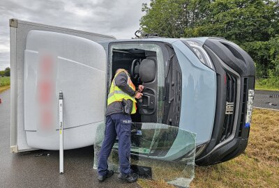 Unfall in Steinpleis: Transporter kippt nach Kollision auf Seite - In Steinpleis kam es zu einem Zusammenstoß mit einem Transporter. Foto: Mike Müller