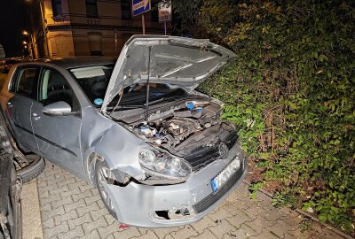 Unfall in Zwickau: Golf kollidiert mit Suzuki - Kleinkind und Golffahrer bleiben unverletzt. Foto: Mike Müller