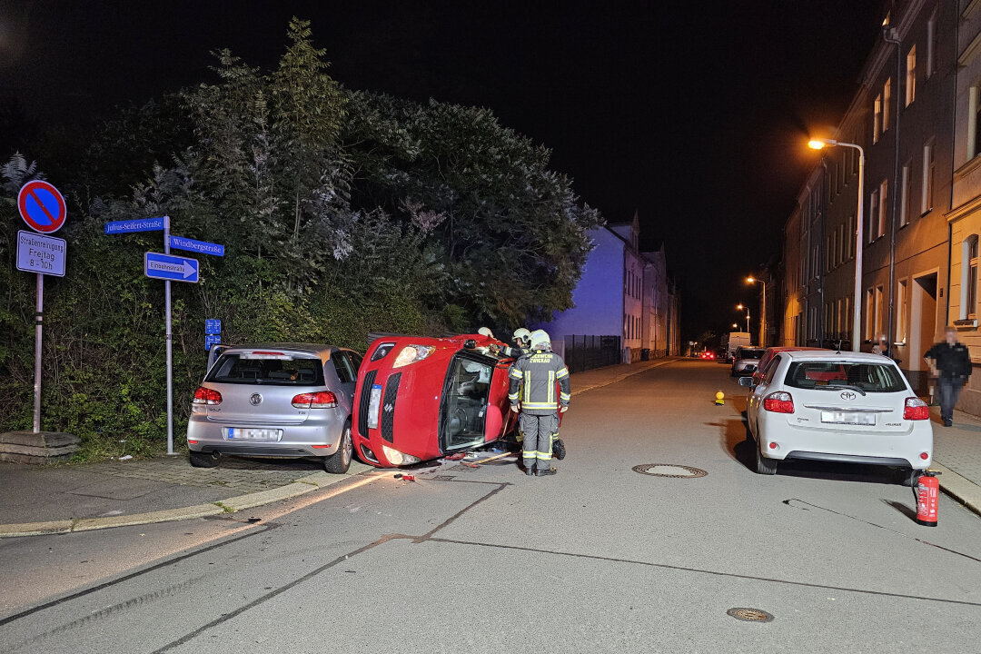 Unfall in Zwickau: Golf kollidiert mit Suzuki - Rechts-vor-Links-Regel: Unfall zwischen Golffahrer und Suzuki-Fahrerin. Foto: Mike Müller