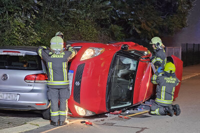 Unfall in Zwickau: Golf kollidiert mit Suzuki - Verkehrsunfall an Kreuzung: Golf und Suzuki kollidieren. Foto: Mike Müller