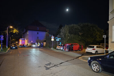 Unfall in Zwickau: Golf kollidiert mit Suzuki - Feuerwehr befreit Fahrerin aus dem Suzuki. Foto: Mike Müller