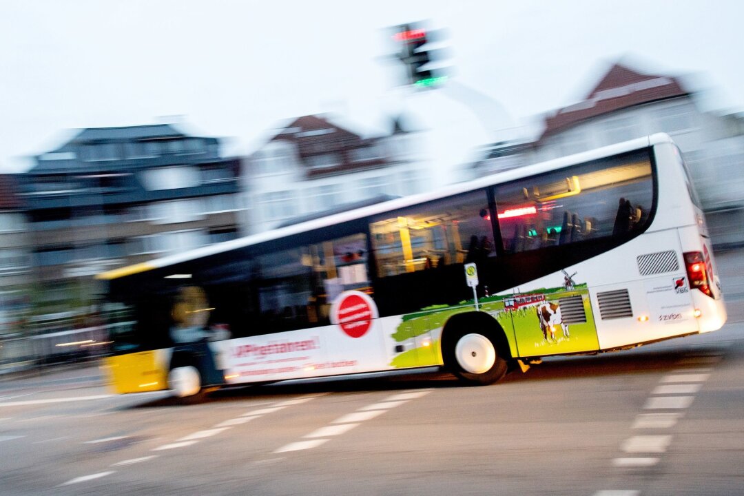 Unfall mit Bus: Mitschuld trotz Vorfahrt? - Großes Gefährt: In einem Streit vor Gericht ging es auch um die Frage, ob ein Bus trotz Vorfahrt hätte ausweichen können.