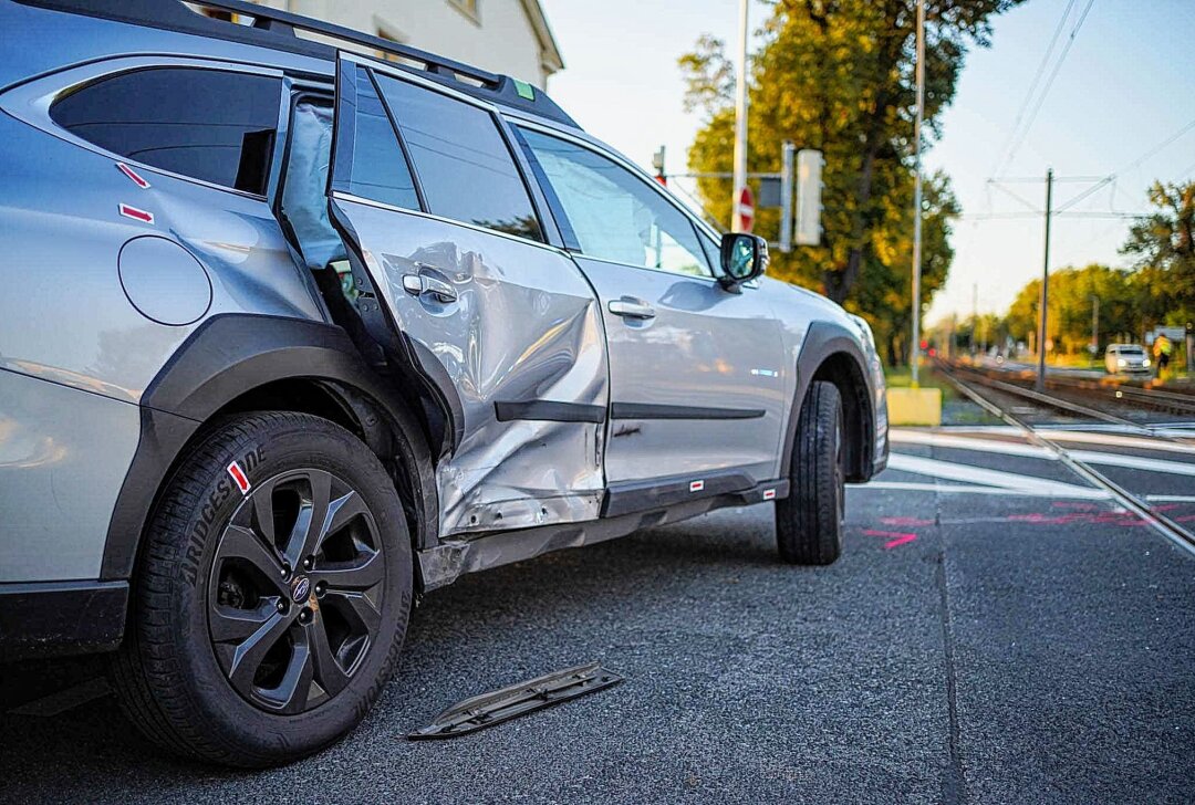 Unfall mit einer Straßenbahn: PKW hält sich nicht als Abbiegeverbot - Das Auto ist stark beschädigt. Die Schadenshöhe ist noch unbekannt. Foto: xcitepress/Finn Becker