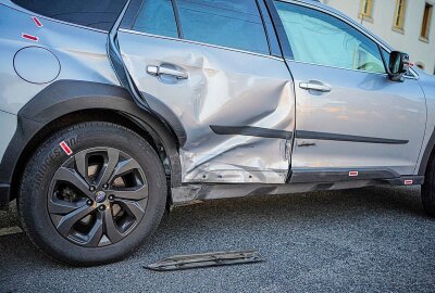 Unfall mit einer Straßenbahn: PKW hält sich nicht als Abbiegeverbot - Das Auto ist stark beschädigt. Die Schadenshöhe ist noch unbekannt. Foto: xcitepress/Finn Becker