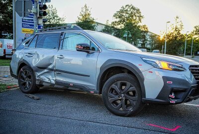 Unfall mit einer Straßenbahn: PKW hält sich nicht als Abbiegeverbot - Das Auto ist stark beschädigt. Die Schadenshöhe ist noch unbekannt. Foto: xcitepress/Finn Becker