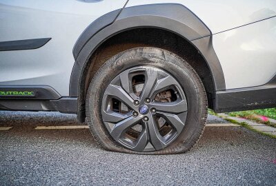 Unfall mit einer Straßenbahn: PKW hält sich nicht als Abbiegeverbot - Das Auto ist stark beschädigt. Die Schadenshöhe ist noch unbekannt. Foto: xcitepress/Finn Becker