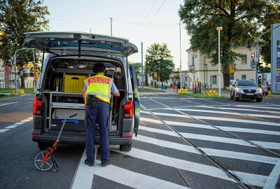 Unfall mit einer Straßenbahn: PKW hält sich nicht als Abbiegeverbot - Die Polizei ermittelt zum genauen Unfallhergang. Foto: xcitepress/Finn Becker