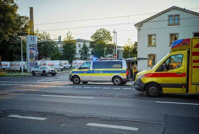 Unfall mit einer Straßenbahn: PKW hält sich nicht als Abbiegeverbot - Die Polizei ermittelt zum genauen Unfallhergang. Foto: xcitepress/Finn Becker