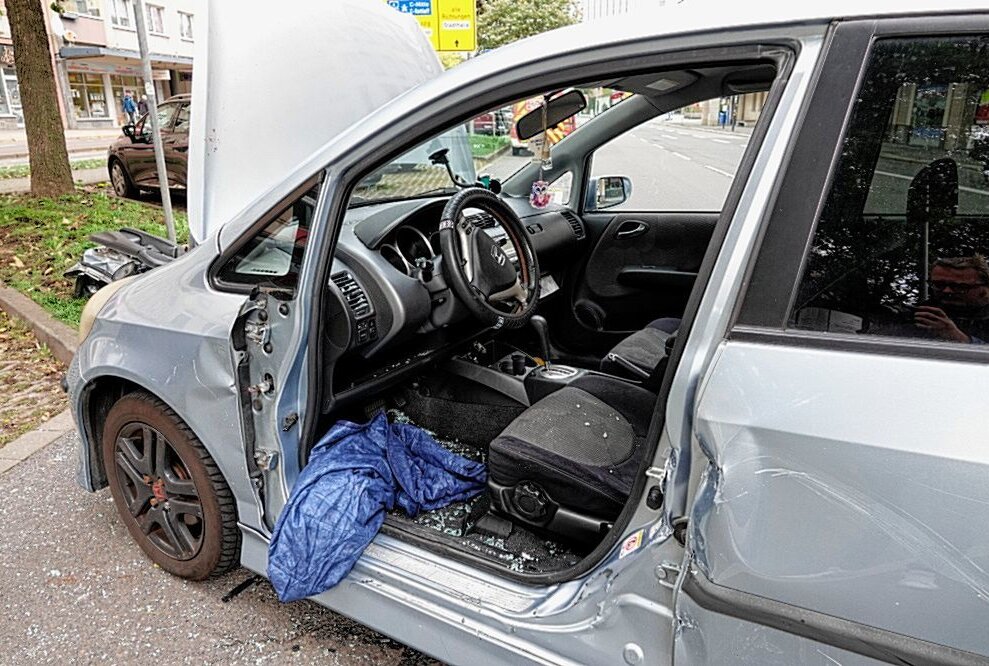 Unfall mit Rettungswagen: Fahrerin schwer verletzt befreit - Am Sonntag gegen 12.30 Uhr kam es zu einem schweren Unfall zwischen einem Rettungswagen und einem PKW Honda auf der Theaterstraße. Foto: Jan Härtel / ChemPic