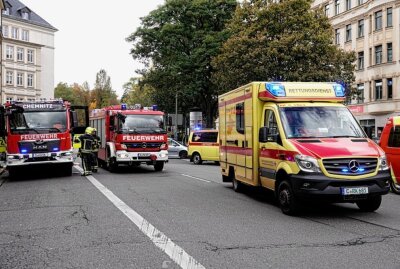 Unfall mit Rettungswagen: Fahrerin schwer verletzt befreit - Am Sonntag gegen 12.30 Uhr kam es zu einem schweren Unfall zwischen einem Rettungswagen und einem PKW Honda auf der Theaterstraße. Foto: Jan Härtel / ChemPic