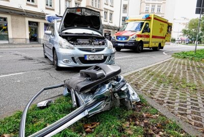 Unfall mit Rettungswagen: Fahrerin schwer verletzt befreit - Der Rettungswagen war mit Sonder-und Wegerechten (Blaulicht) auf Einsatzfahrt. Foto: Jan Härtel / ChemPic