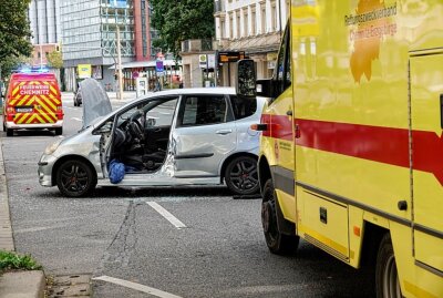 Unfall mit Rettungswagen: Fahrerin schwer verletzt befreit -  Die Fahrerin des Honda mußte durch die Feuerwehr aus ihren Fahrzeug befreit werden und wurde schwer verletzt ins Krankenhaus gebracht. Foto: Jan Härtel / ChemPic