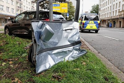 Unfall mit Rettungswagen: Fahrerin schwer verletzt befreit -  Die Fahrerin des Honda mußte durch die Feuerwehr aus ihren Fahrzeug befreit werden und wurde schwer verletzt ins Krankenhaus gebracht. Foto: Jan Härtel / ChemPic