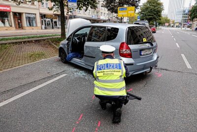 Unfall mit Rettungswagen: Fahrerin schwer verletzt befreit - Die Theaterstraße wurde zeitweilig voll gesperrt. Die Polizei ermittelt zum Unfallhergang. Foto: Jan Härtel / ChemPic