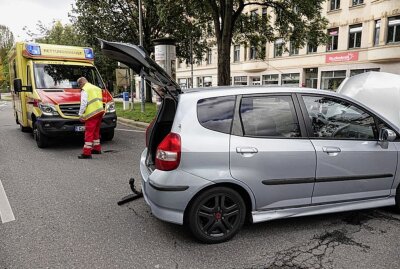 Unfall mit Rettungswagen: Fahrerin schwer verletzt befreit - Die Theaterstraße wurde zeitweilig voll gesperrt. Die Polizei ermittelt zum Unfallhergang. Foto: Jan Härtel / ChemPic