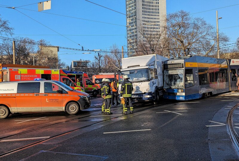 Unfall Mit Straßenbahn Im Leipziger Zentrum: Zwei Personen Verletzt