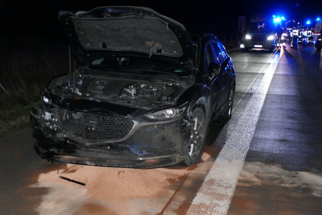 Unfall mit vier Autos auf A14: Kind und Erwachsene verletzt - Auf der A14 in Fahrtrichtung Dresden kam es am Sonntagabend gegen 19.30 Uhr zu einem Verkehrsunfall.