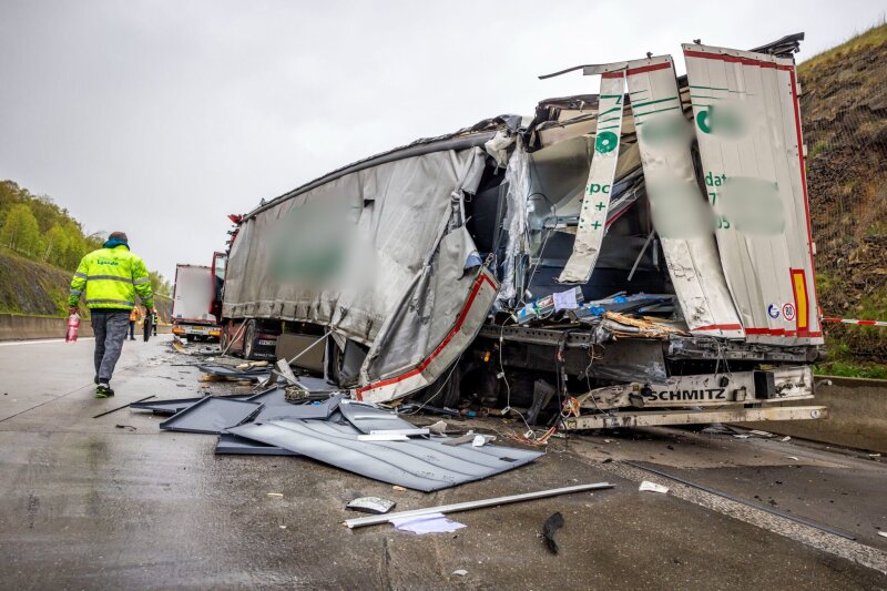 Unfall Mit Vier LKW: Vollsperrung Auf Der A17