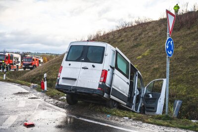 Unfall mit vier Verletzten im Berufsverkehr: Dicke Luft auf Staatsstraße in Westsachsen -  Bei dem Unfall wurden laut ersten Erkenntnissen vier Personen schwer verletzt. 