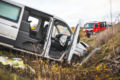 Unfall mit vier Verletzten im Berufsverkehr: Dicke Luft auf Staatsstraße in Westsachsen - Im Kreisverkehr, der die S289 und die S290 nahe Crimmitschau verbindet, kam es am Montagmorgen zu einem schweren Verkehrsunfall.