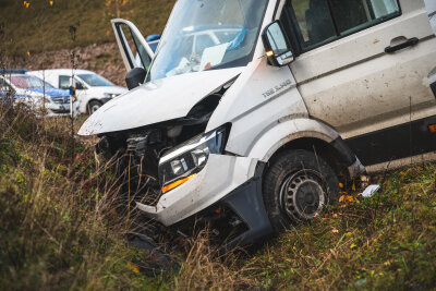 Unfall mit vier Verletzten im Berufsverkehr: Dicke Luft auf Staatsstraße in Westsachsen -  Ein Transporter überfuhr aus bisher unbekannter Ursache einen Kreisverkehr, prallte gegen ein Straßenschild und kam im Straßengraben zum liegen.