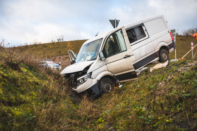 Unfall mit vier Verletzten im Berufsverkehr: Dicke Luft auf Staatsstraße in Westsachsen -  Bei dem Unfall wurden laut ersten Erkenntnissen vier Personen schwer verletzt. 