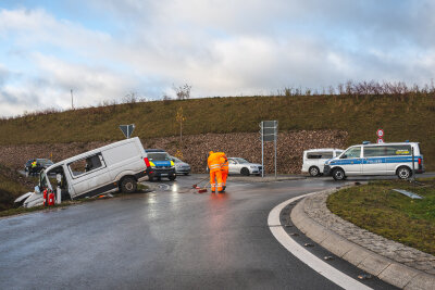 Unfall mit vier Verletzten im Berufsverkehr: Dicke Luft auf Staatsstraße in Westsachsen - Durch die Sperrung des Kreisverkehrs, kam es zu massiven Verkehrsbehinderungen.