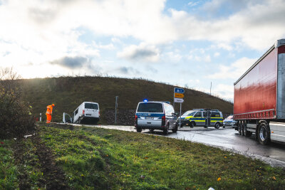 Unfall mit vier Verletzten im Berufsverkehr: Dicke Luft auf Staatsstraße in Westsachsen - Durch die Sperrung des Kreisverkehrs, kam es zu massiven Verkehrsbehinderungen.