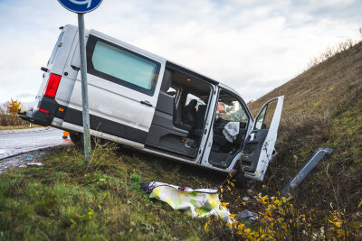 Unfall mit vier Verletzten im Berufsverkehr: Dicke Luft auf Staatsstraße in Westsachsen - Durch die Sperrung des Kreisverkehrs, kam es zu massiven Verkehrsbehinderungen.